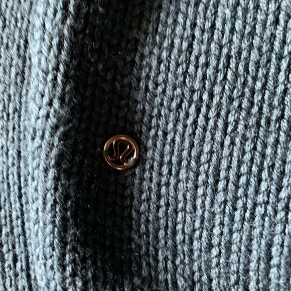 Lululemon size 6 sweater. Teal/green colour. Very good used condition. - Picture 5 of 5